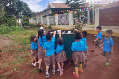 Hình ảnh hoạt động thu gom rác bảo vệ môi trường của trẻ lớp chồi 2 – Bùi Thị Châu